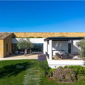 4 bedroom villa with pool near Noto, sleeps 8
